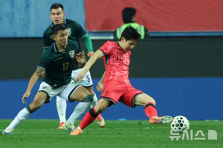 李康仁(右)将参加球赛。 =照片=newsis。