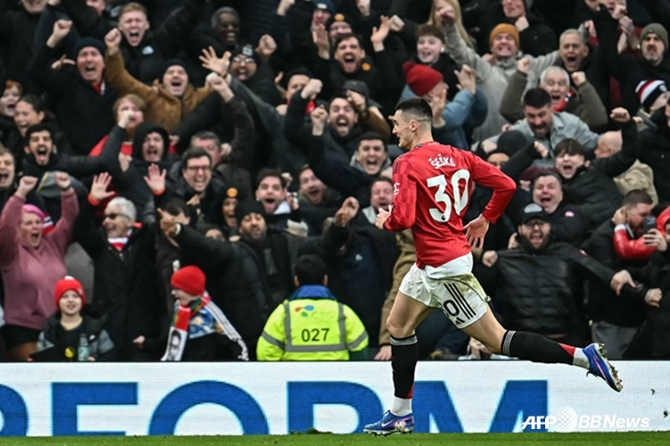 图为本雅明•塞什科进球后,正向球迷们奔跑。 =法新社BBNews=新闻1。