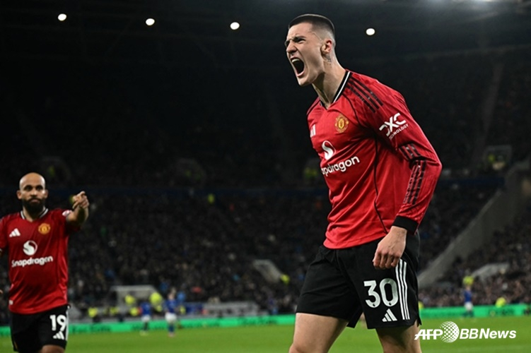 24日(韩国时间),曼联前锋本雅明•塞什科在英国利物浦的希尔•迪金森体育场举行的与埃弗顿队的"2025~2026赛季英格兰足球超级联赛(EPL)"第27轮比赛中进球并咆哮。 =法新社BBNews=新闻1。