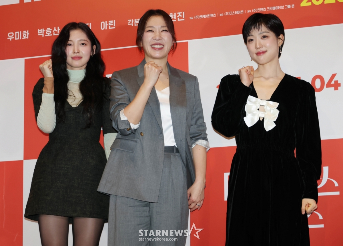 Actors Arin, Yeom Hye-ran and Choi Sung-eun pose at the press distribution preview and press conference of the movie "Mad Dance Office" held at CGV Yongsan I'Park Mall in Seoul on the afternoon of the 24th. /2026.02.24 / Photo = Lee Dong-hoon photoguy@
