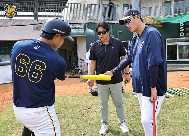 Lee Dae-ho (right), who is giving guidance on batting. /Photo = official SNS of Jungshin Brothers