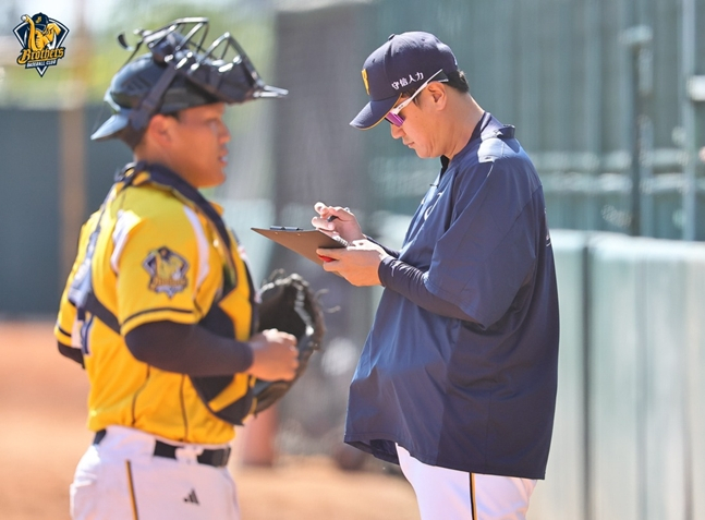 Lee Dae-ho is taking notes while watching the Cheongbaekjeon. /Photo = official SNS of Jungshin Brothers