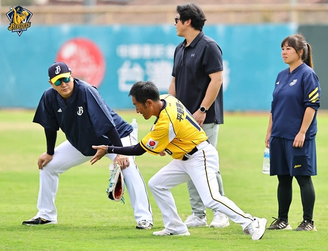 Lee Dae-ho (left) participating in a training session for the Jungshin Brothers. /Photo = Zhongxin Brothers