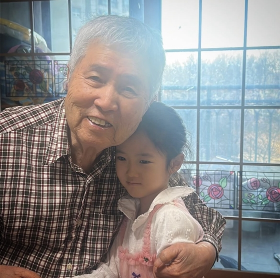 =照片:申铉浚的照片墙。