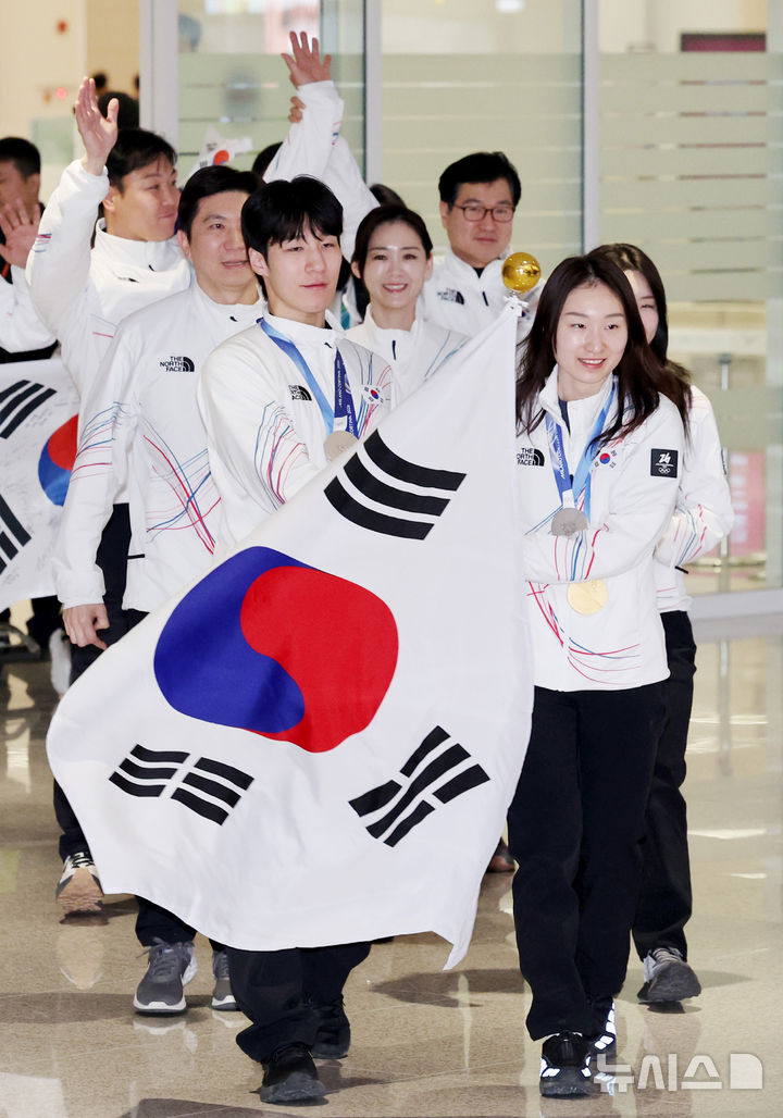 参加2026米兰-科尔蒂纳冬奥会的黄大宪、崔敏静等选手团24日下午回到仁川国际机场第二航站楼。 =照片=newsis。