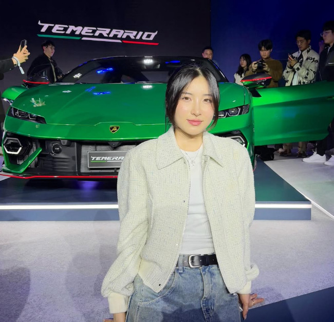 图为在兰博基尼前摆出姿势的金吉利。 =照片=金吉丽SNS收尾。