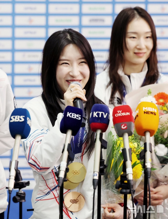 2026米兰-科尔蒂纳冬奥会短道速滑奖牌得主金吉利24日下午回到仁川国际机场第二航站楼，回答记者提问。 =照片=newsis。