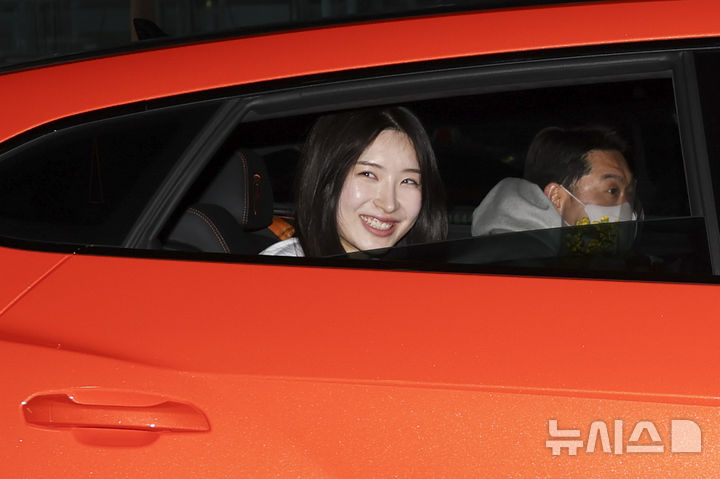 24日下午,在2026米兰、科尔蒂纳丹佩佐冬奥会上获得双冠王的短道速滑金吉利在仁川国际机场第2航站楼乘坐兰布罗几内亚乌尔斯汽车移动。 =照片=newsis。