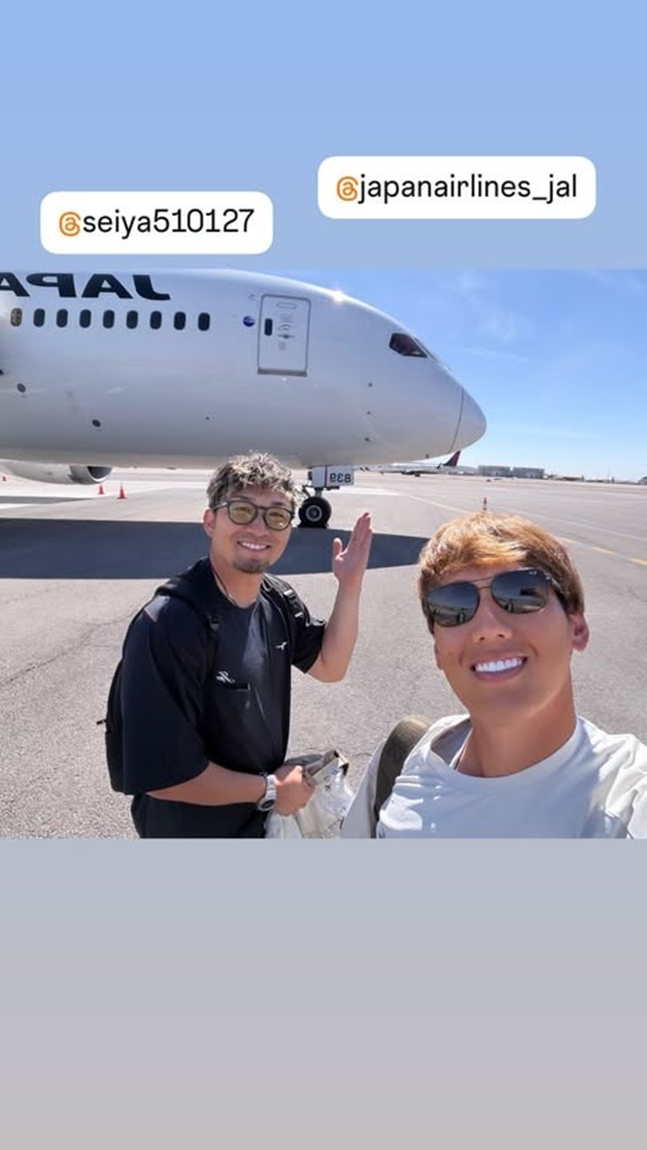 Suzuki (left) and Yoshida aboard a chartered flight. /Photo = Yoshida Official SNS