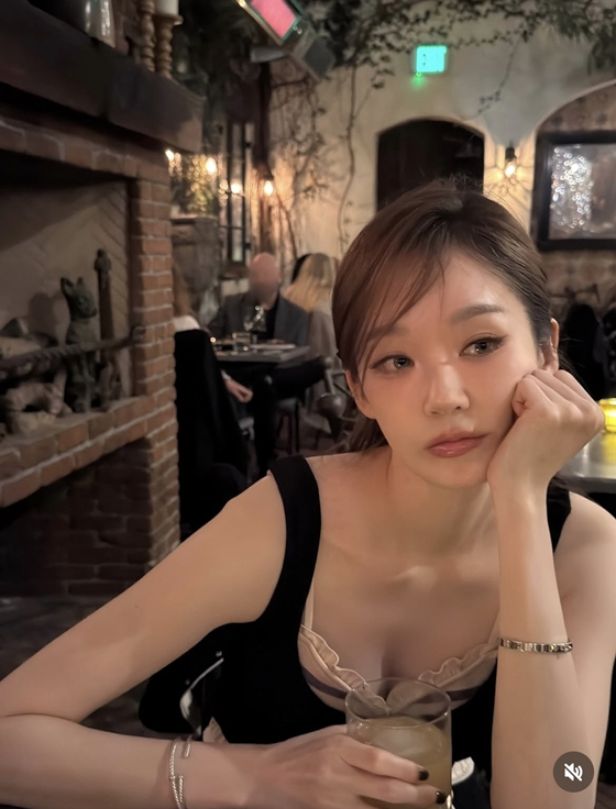 =照片:姜敏京的照片墙。