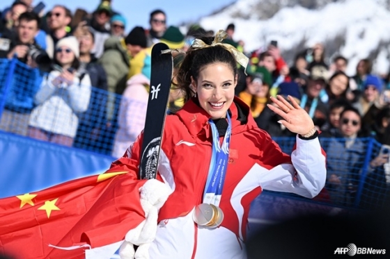 Gu Ai-ling poses with one gold and two silver medals won at the 2026 Olympics in Milan and Cortina d'Ampezzo around his neck. /AFPBBNews=News1