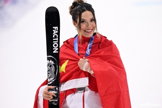 Gu Ai-ling is smiling with a silver medal around her neck. /AFPBBNews=News1