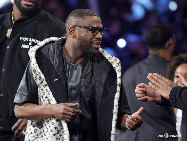 昨年12月、ラスベガスで行われたニューヨーク·ニックスとサンアントニオ·スパーズのNBA試合を観戦しているメイウェザー。 /AFPBBNews=ニュース1