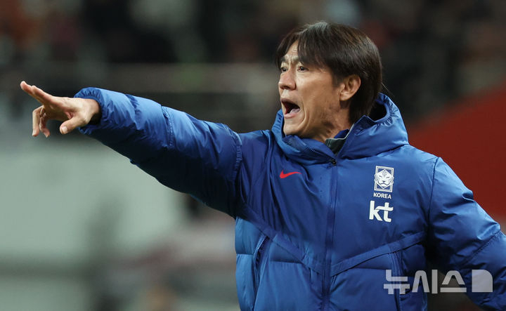 2025年11月18日,在首尔世界杯体育场举行的大韩民国对加纳的热身赛上,韩国国家足球队主教练洪明甫正在向选手们下达指示。 =照片=newsis。