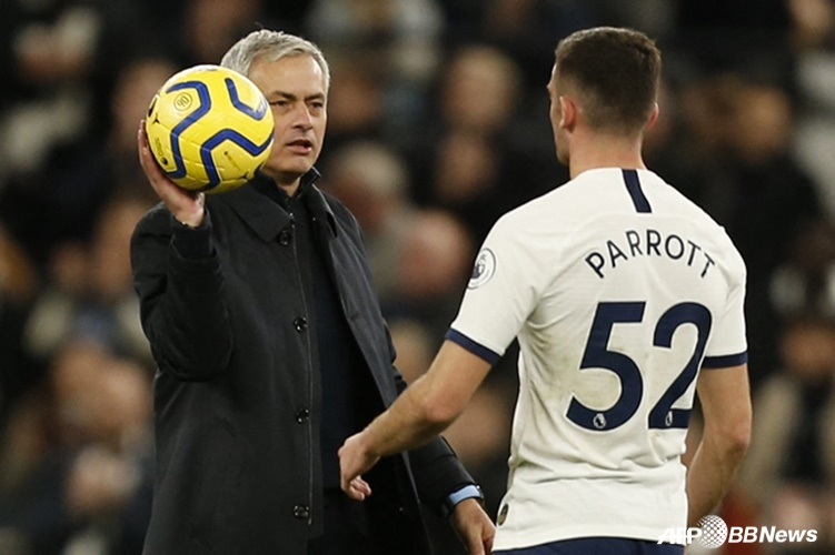 Jose Mourinho (left) and Troy Parrott. /AFPBBNews=News1