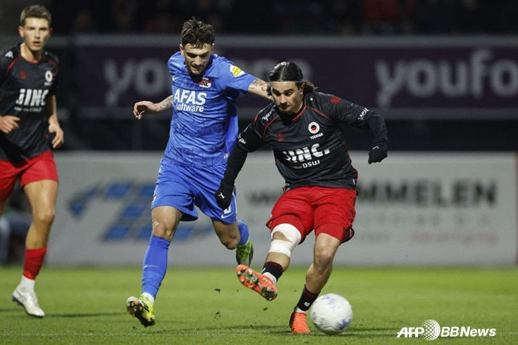 Troy Parrott (left) competing for the ball. /AFPBBNews=News1