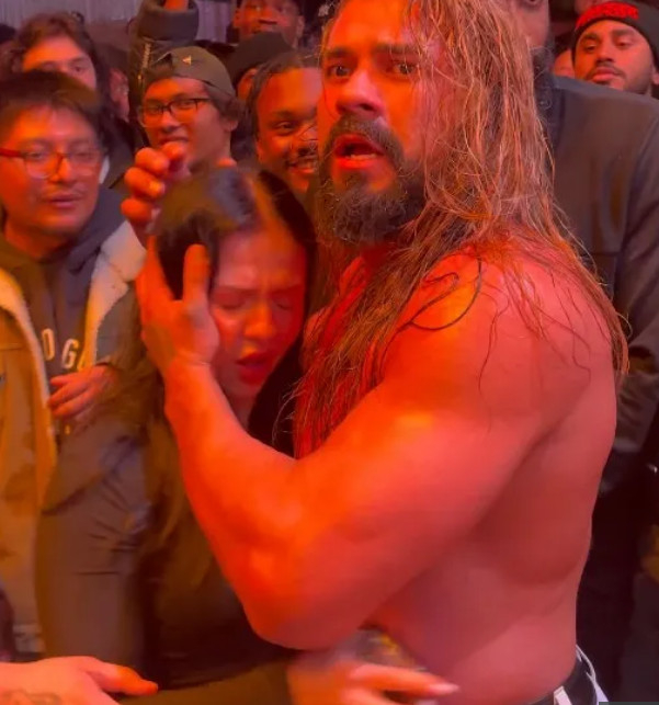 Andrade (right) consoling a fan who was assaulted. /Photo = The Sun Source