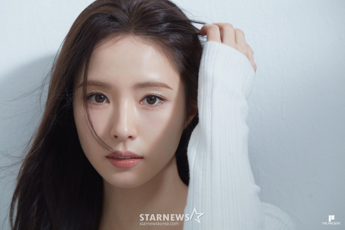 9日，电影《humint》（导演柳承莞）的主演申世京正摆出造型，供记者们拍照。 照片=the present company2026.02.09/照片=李东勋photoguy@