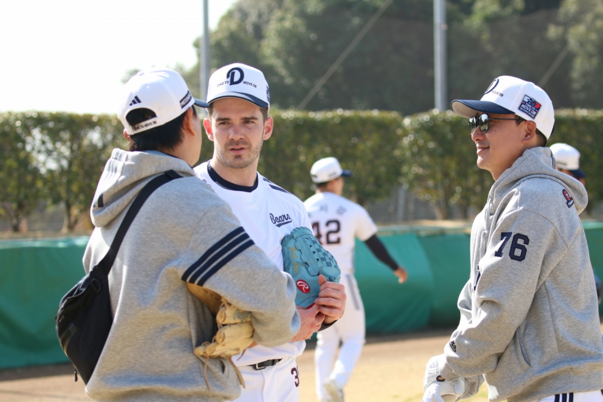 Doosan Bears foreign pitchers Zach Logue (second from left) and pitching coach Jeong Jae-hoon. /Photo = Courtesy of Doosan Bears