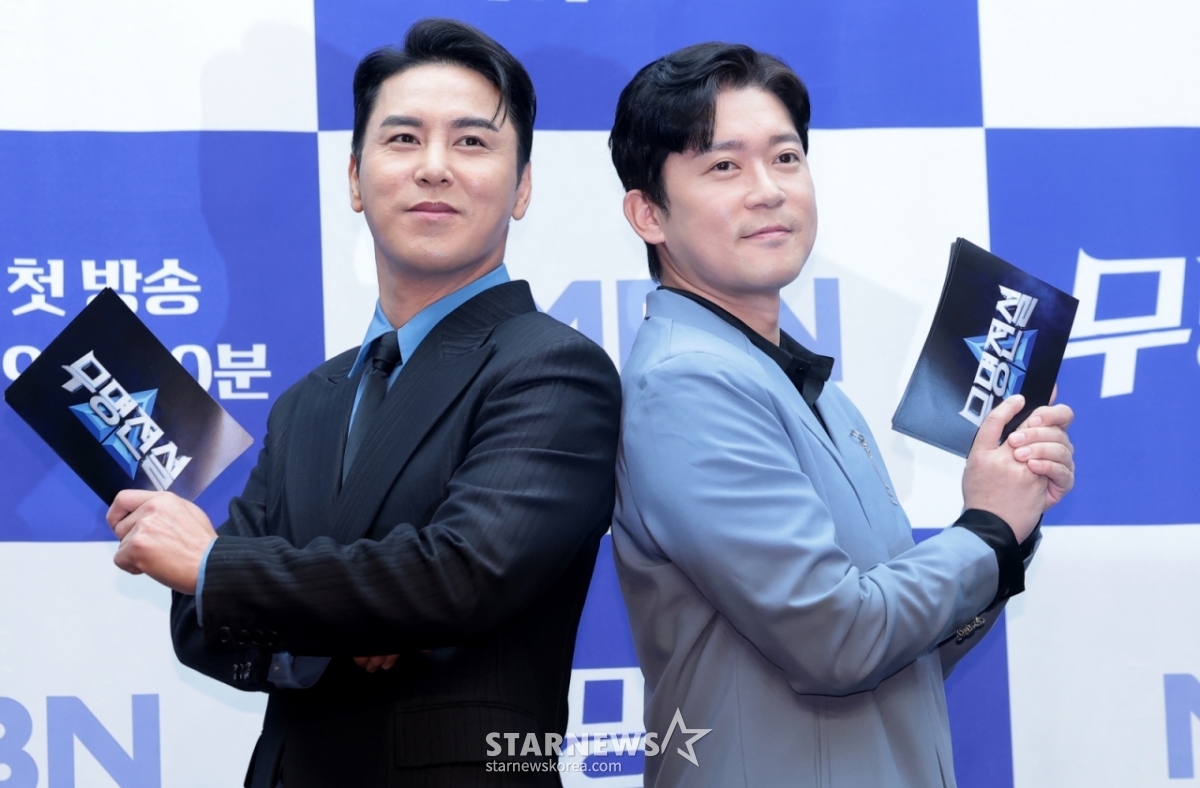 （首尔=新闻1）权铉辰记者=主持人张民皓和金大浩（右）25日在首尔麻浦区斯坦福酒店举行的MBN韩国演歌选秀《无名传说-韩国演歌男人们的排名战争》制作发表会上摆出造型，供记者们拍照。  《无名传说》是99名挑战者为了占据唯一的王座,不惜一切展开对决的超大型韩国演歌生存战。 2026.2.25/新闻1 Copyright©新闻1. Allrights reserved.禁止擅自转载和重新发布,禁止使用AI学习。 =照片=（首尔=新闻1）权铉辰。