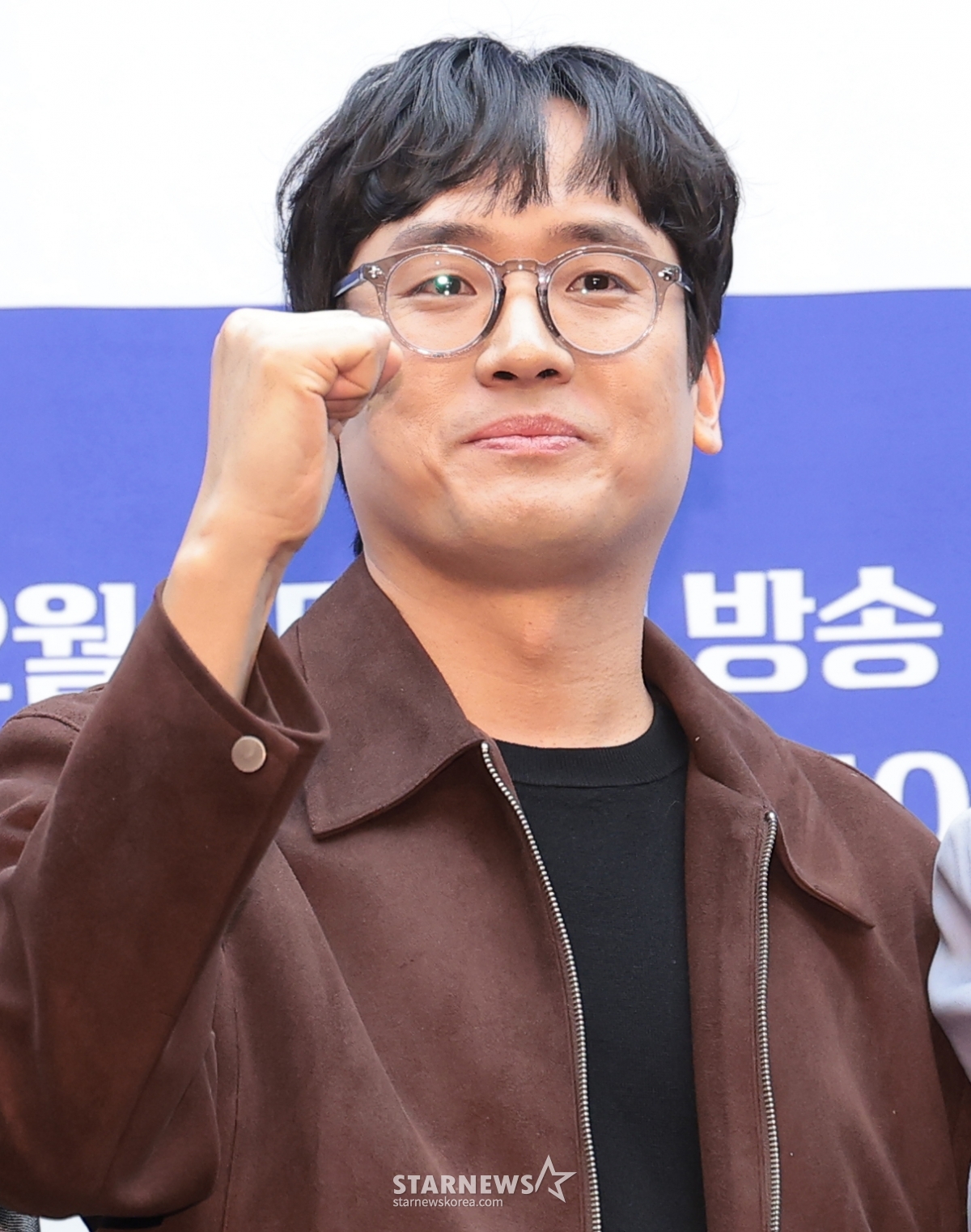 (首尔=新闻1)权贤镇记者=金宇镇PD25日在首尔麻浦区斯坦福酒店举行的MBN韩国演歌选秀《无名传说-韩国演歌男人们的排名战争》制作发表会上摆出造型,供记者们拍照。  《无名传说》是99名挑战者为了占据唯一的王座,不惜一切展开对决的超大型韩国演歌生存战。 2026.2.25/新闻1 Copyright©新闻1. Allrights reserved.禁止擅自转载和重新发布,禁止使用AI学习。 =照片=（首尔=新闻1）权铉辰。