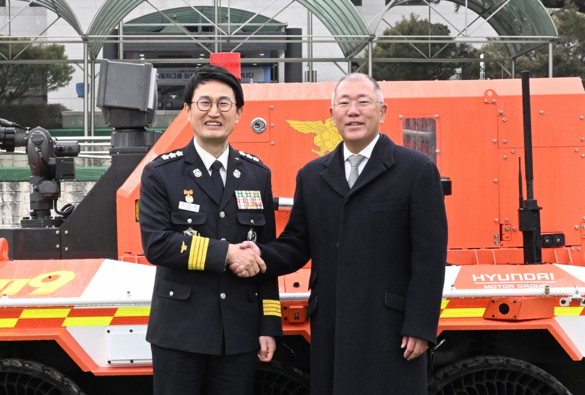 (From left) Hyundai Motor Group Chairman Chung Eui-sun and Acting Fire Chief Kim Seung-ryong/photo courtesy of Hyundai Motor Group