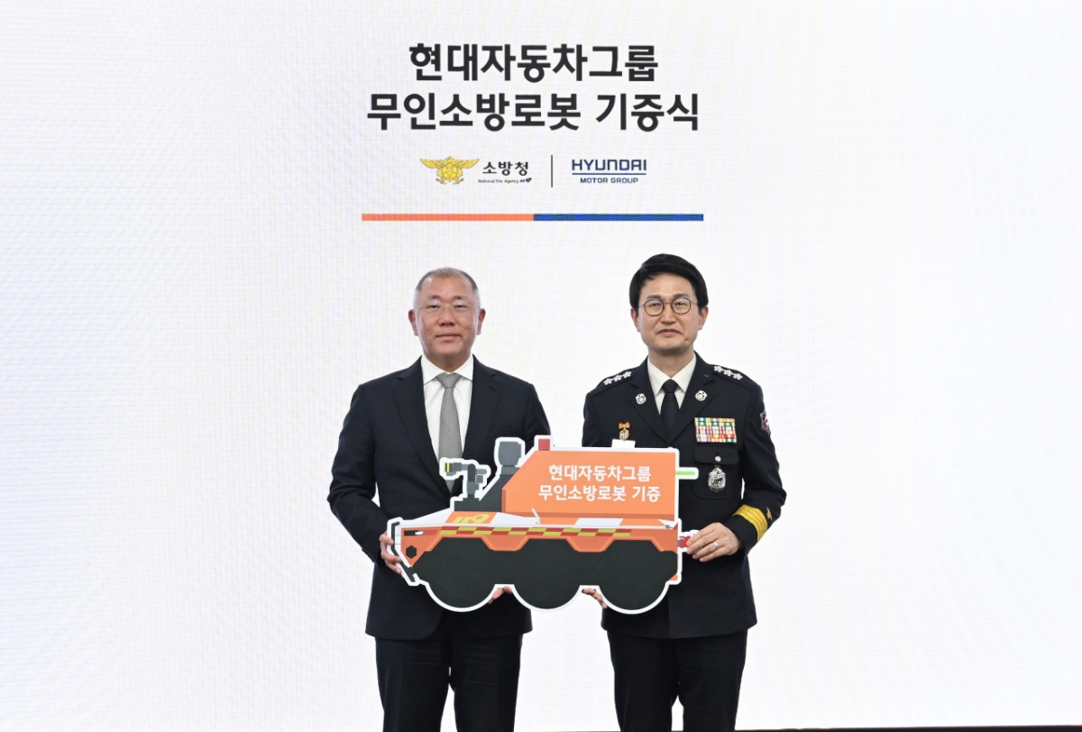 Hyundai Motor Group Chairman Chung Eui-sun and Acting Fire Chief Kim Seung-ryong/photo courtesy of Hyundai Motor Group