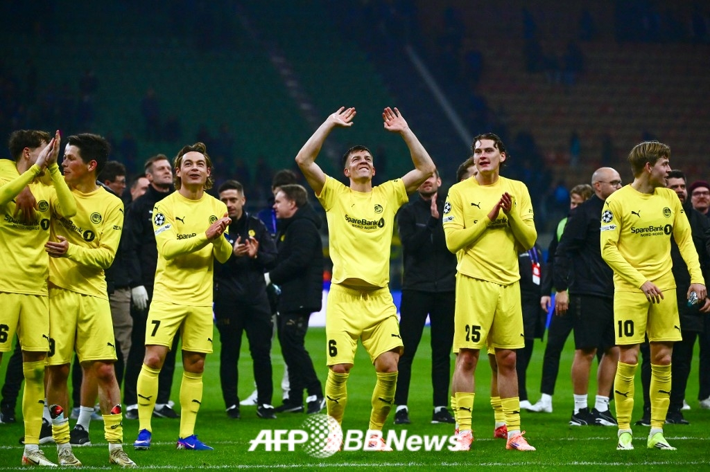 图为韩国时间25日，博德/格利姆特球员们在成功晋级欧洲冠军联赛16强后正在庆祝。 =法新社BBNews=新闻1。