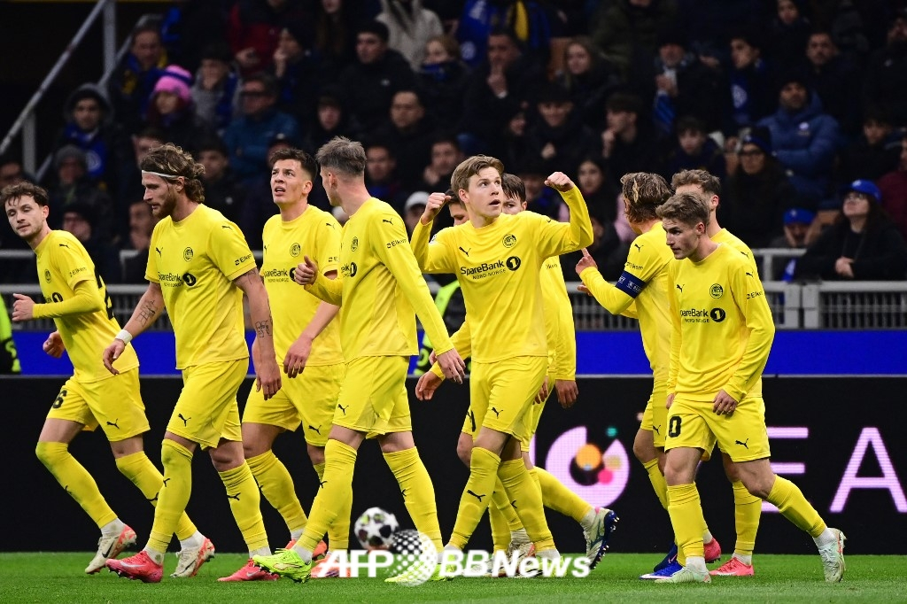 图为韩国时间25日，博德/格利姆特球员们在成功晋级欧洲冠军联赛16强后正在庆祝。 =法新社BBNews=新闻1。