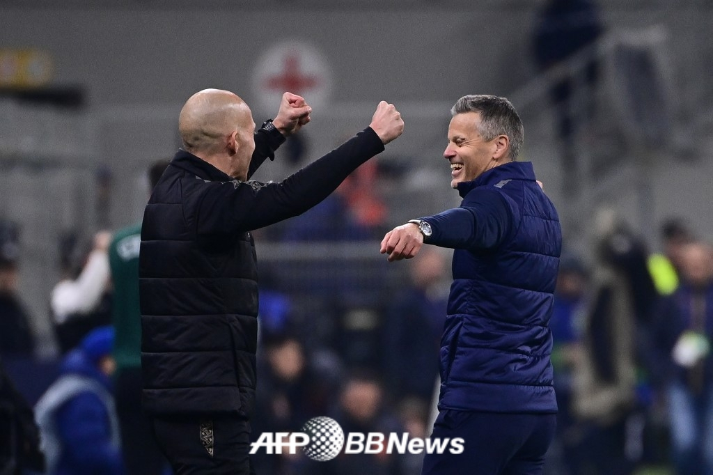 博德/格利姆特•谢蒂尔•克努特森（右）主教练在成功进军欧洲冠军联赛16强后高兴不已。 =法新社BBNews=新闻1。