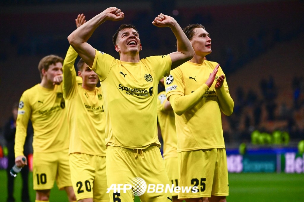 图为韩国时间25日，博德/格利姆特球员们在成功晋级欧洲冠军联赛16强后正在庆祝。 =法新社BBNews=新闻1。