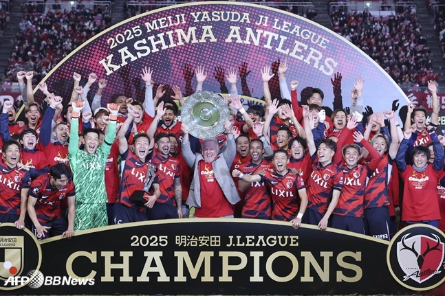 鹿岛鹿角队选手们在获得2025赛季J联赛冠军后非常高兴。 =法新社BBNews=新闻1。