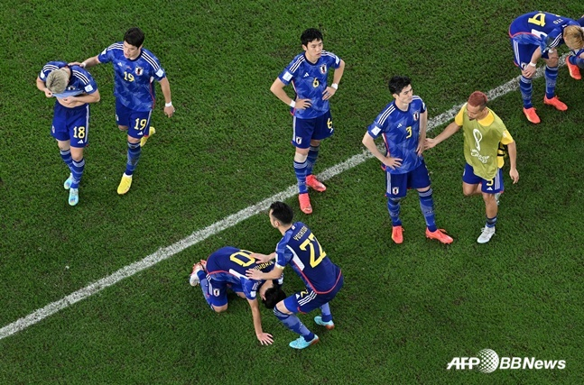 图为日本国足球员在2022卡塔尔世界杯16强对阵克罗地亚的点球大战中失利后依依不舍。   =法新社BBNews=新闻1。