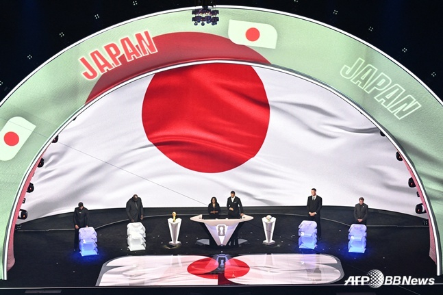 去年12月5日（当地时间），在美国华盛顿DC举行的2026北中美世界杯分组抽签仪式上，正在介绍日本。  =法新社BBNews=新闻1。