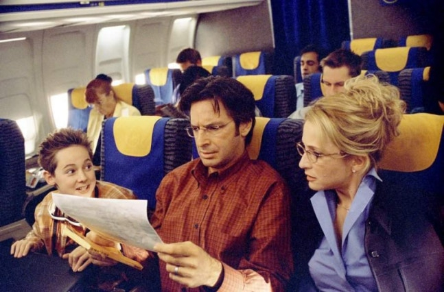  =罗伯特-卡拉丁（中）/照片=《里奇-麦奎尔》剧照。