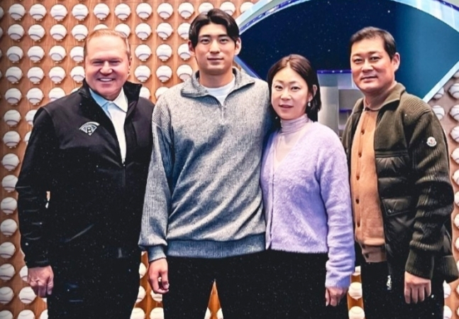 Lee Jung-hoo (second from left) poses with Scott Boras (left), his mother Jeong Yeon-hee, and his father Lee Jong-beom after signing a contract with Boras Corporation. /Photo = Boras Corporation SNS