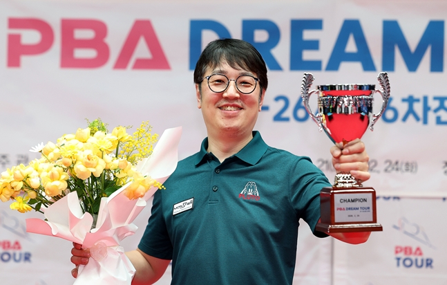 Oh Sung-wook is holding the Dream Tour trophy. /Photo = PBA