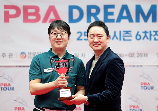 Oh Sung-wook (left) is taking a commemorative photo with Hwang Deuk-hee, president of the Professional Tennis Association, after winning Game 6 of the Dream Tour. /Photo = PBA