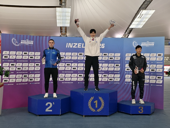 Lee Byung-hoon (center) with the gold medal around his neck. /Photo = Korea Skating Union