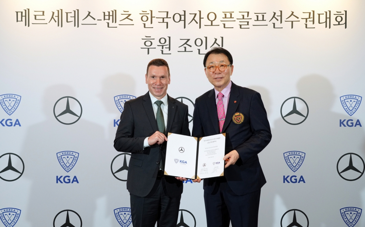（左起）梅赛德斯-奔驰韩国代表理事马蒂亚斯·魏特尔、大韩高尔夫协会副会长郑昌基。