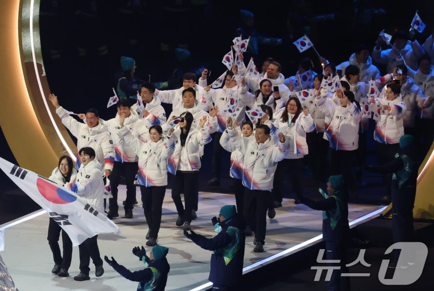 图为1月6日（当地时间），在意大利米兰圣西罗奥林匹克体育场举行的2026米兰·科尔蒂纳丹佩佐冬奥会开幕式上，韩国代表团正在入场。 =照片=news1