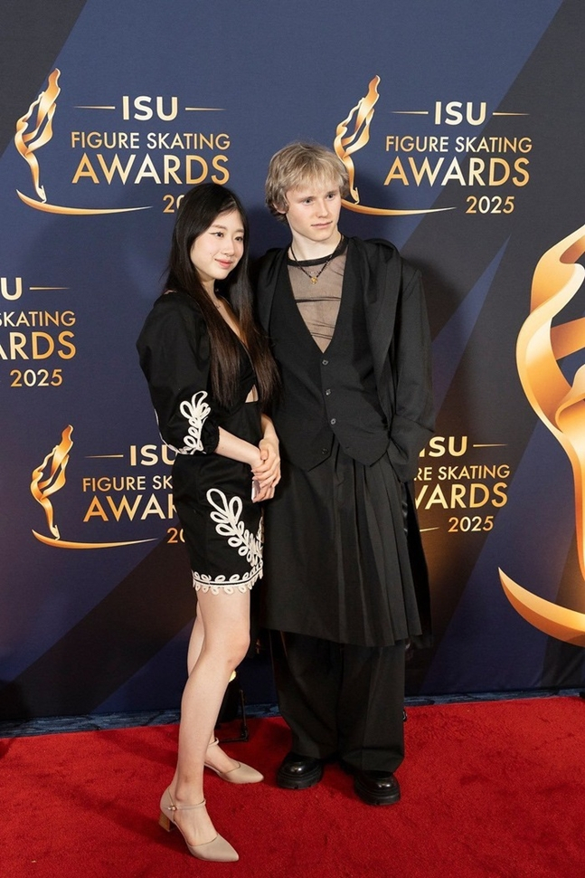 图为，去年3月在美国波士顿举行的ISU颁奖典礼上，一起拍照的李海仁（左）和马里宁。 =照片=中国新浪体育截图。