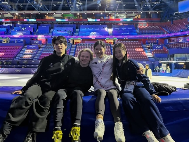 图为奥运会结束后正在拍照留念的车俊焕（左起）、马利宁、李海仁、申智雅。 =照片=李海仁官方SNS