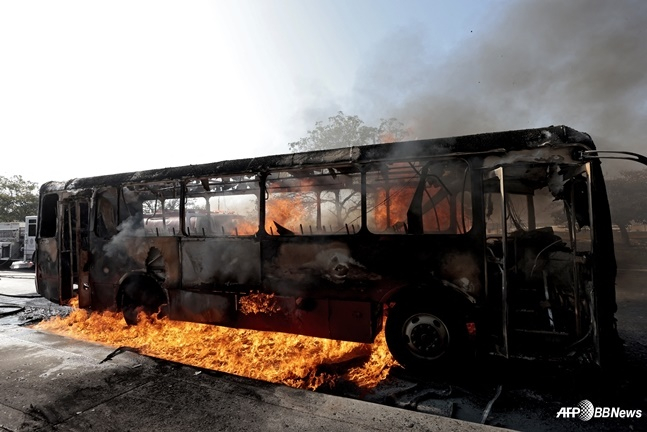 A burning bus during a recent protest in Mexico. /AFPBBNews=News1