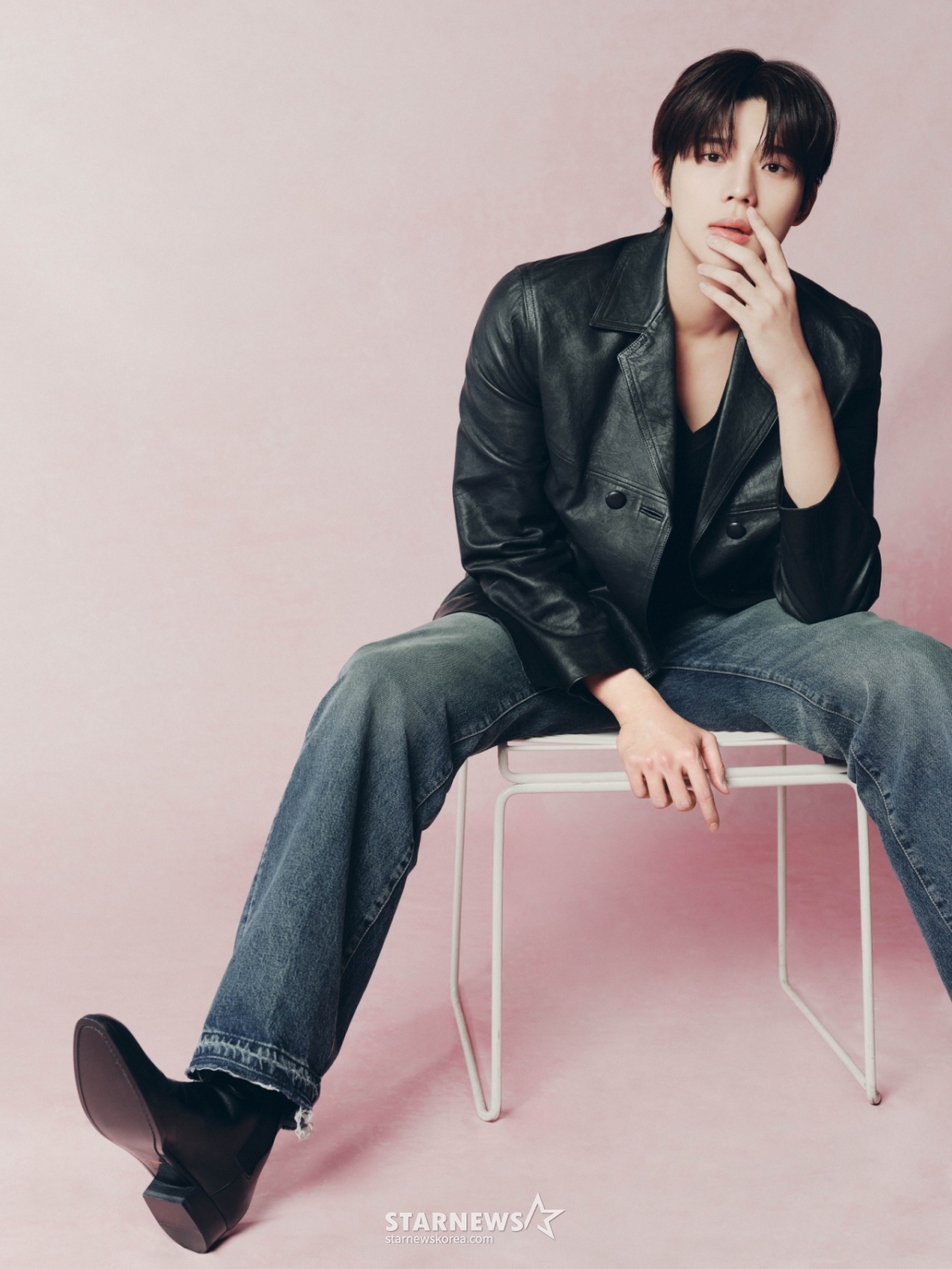 奈飞原创电影《帕凡纳》(导演李钟弼)的主演文尚敏为25日进行的轮番采访摆出造型,供记者们拍照。 =Netflix 2026.02.25 / 照片=李东勋 photoguy@