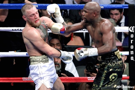 Conor McGregor (left) and Floyd Mayweather, who faced each other in boxing rules in 2017. /AFPBBNews=News1