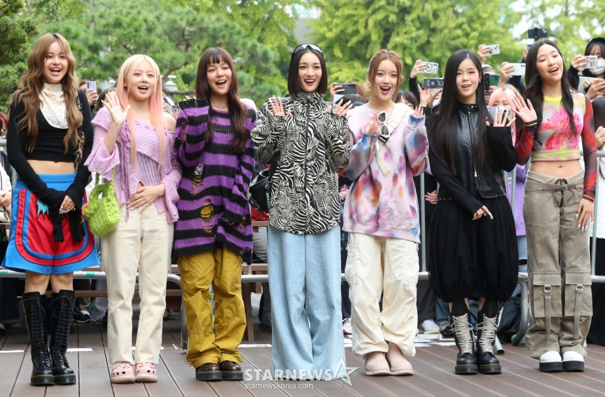 13日上午,女子组合XG参加了在首尔永登浦区汝矣岛洞KBS新馆大厅举行的KBS2《音乐银行》彩排,并摆出造型,供记者们拍照。 =2023.10.13/照片=金昌贤