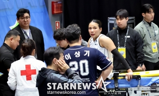 24日,在水原体育馆举行的真航空2025~2026V联赛女子部现代建设队和韩国道路公社队的比赛第5局比赛中,塔纳查因受伤被担架抬出来接受应急处理。 =照片=高级记者姜英祖。