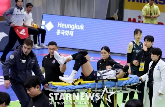 24日,在水原体育馆举行的真航空2025~2026V联赛女子部现代建设队和韩国道路公社队的比赛第5局比赛中,塔纳查因受伤被送出赛场。 =照片=高级记者姜英祖。