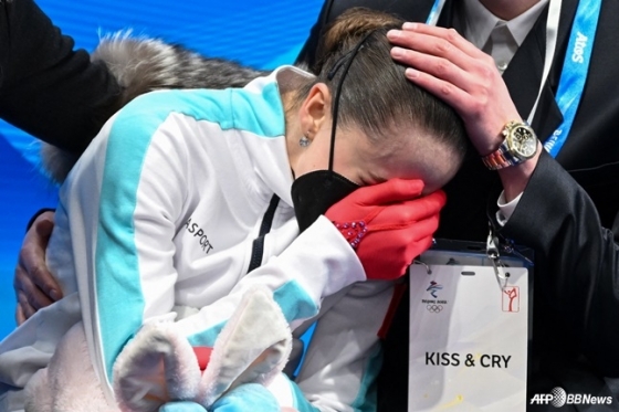 Camilla Balijeva đang rơi nước mắt sau trận đấu tại Thế vận hội Bắc Kinh 2022. /AFPBBNews = Tin tức 1